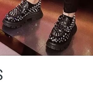 ISO VALENTINO GARAVANI ROCKSTUD BLACK LEATHER LOAFERS SIZE 9 OR 9.5